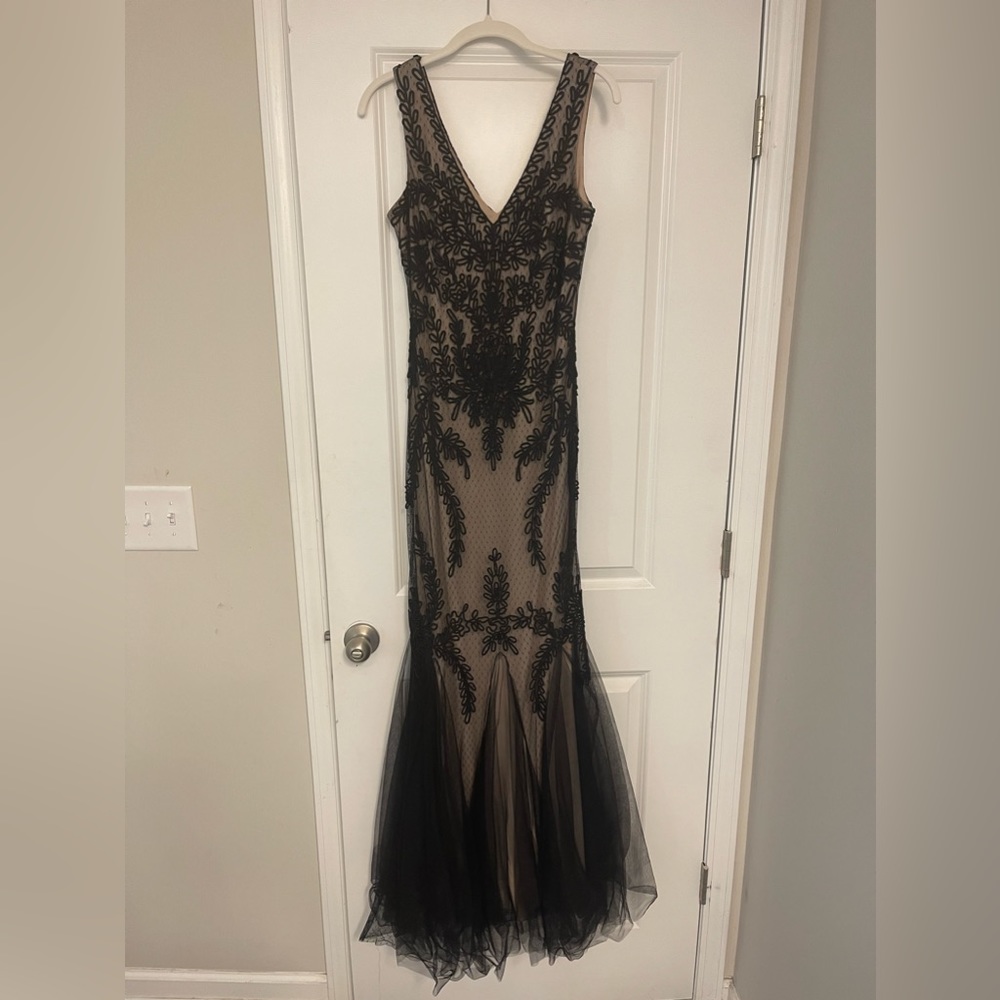 Formal dressworn twice. Cachet brand-Dillard’s. Size 8. Black with tan underlay.